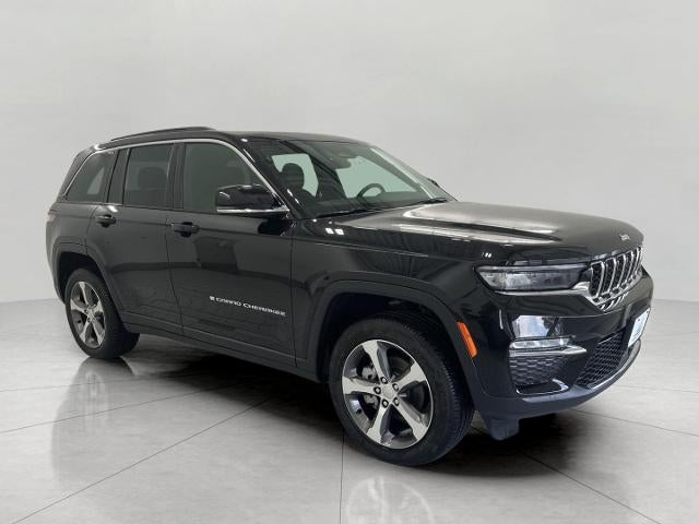 2025 Jeep Grand Cherokee Limited 4x4 in Diamond Black Crystal Pearlcoat — front three-quarter view